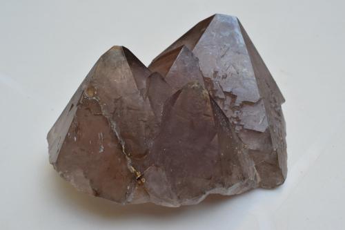 Cuarzo (variedad amatista)<br />Cantera del Vértice, Cerro Vértice, Villaviciosa de Córdoba, Comarca Valle del Guadiato, Córdoba, Andalucía, España<br />9,5 x 6 x 5 cm<br /> (Autor: Antonio Alcaide)