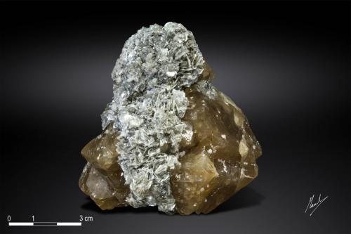 Scheelite<br />Pingwu Mine, Huya township, Mount Xuebaoding, Pingwu, Mianyang Prefecture, Sichuan Province, China<br />86 x 74 mm<br /> (Author: Manuel Mesa)