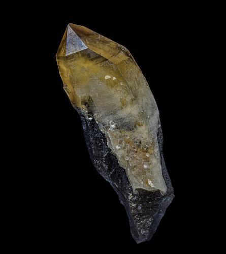 Quartz (variety citrine), Quartz (variety smoky quartz)<br />Bismuth Dam area, Torrington mining district, Clive County, New South Wales, Australia<br />6.0 x 1.6 cm<br /> (Author: am mizunaka)