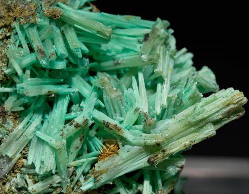 Cerussite coated by an unidentified copper salt<br />Mina Redburn, Rookhope, Weardale, North Pennines Orefield, County Durham, Inglaterra / Reino Unido<br />Main crystal size: 1.8 × 0.3 cm<br /> (Author: Jordi Fabre)