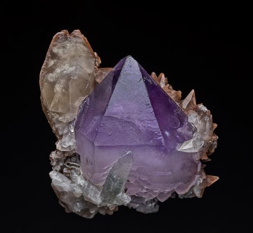 Quartz (variety amethyst), Calcite<br />Tonglüshan Mine, Edong, Daye, Huangshi Prefecture, Hubei Province, China<br />4.8 x 4.5 cm<br /> (Author: am mizunaka)