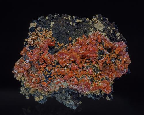 Vanadinite, manganese oxides<br />Taouz, Provincia Er Rachidia, Región Drâa-Tafilalet, Marruecos<br />5.0 x 4.6 cm<br /> (Author: am mizunaka)
