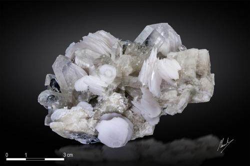 Calcite and Quartz<br />Huanggang Mines, Hexigten Banner (Kèshíkèténg Qí), Chifeng (Ulanhad), Inner Mongolia Autonomous Region, China<br />90 x 65 mm<br /> (Author: Manuel Mesa)