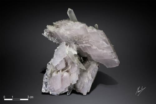 Calcite and Quartz<br />Huanggang Mines, Hexigten Banner (Kèshíkèténg Qí), Chifeng (Ulanhad), Inner Mongolia Autonomous Region, China<br />104 x 94 mm<br /> (Author: Manuel Mesa)
