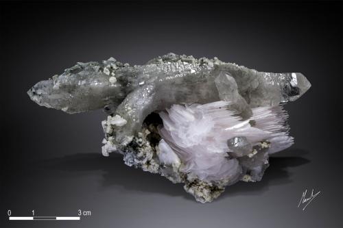 Quartz and Calcite<br />Huanggang Mines, Hexigten Banner (Kèshíkèténg Qí), Chifeng (Ulanhad), Inner Mongolia Autonomous Region, China<br />122 x 59 mm<br /> (Author: Manuel Mesa)