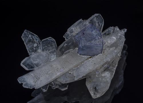 Quartz, Fluorite<br />Yaogangxian Mine, Yizhang, Chenzhou Prefecture, Hunan Province, China<br />6.7 x 4.4 cm<br /> (Author: am mizunaka)