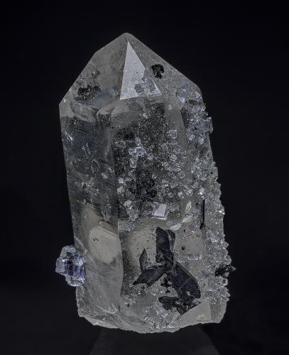 Quartz, Fluorite, Ferberite<br />Yaogangxian Mine, Yizhang, Chenzhou Prefecture, Hunan Province, China<br />4.5 x 1.9 cm<br /> (Author: am mizunaka)