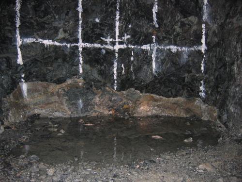 Granitic sill.<br />Mina South Crofty, Filon Northern Branch, Pool, Distrito Camborne - Redruth - Saint Day, Cornwall, Inglaterra / Reino Unido<br />3 or 4 metres<br /> (Author: markbeckett)