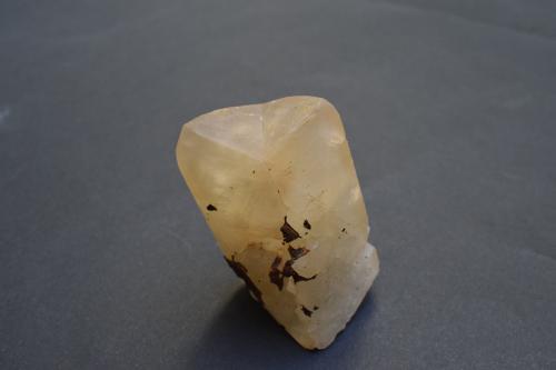 Calcita<br />Gralex Quarry, Mont-sur-Marchienne, Charleroi, Hainaut Province, Wallonia Region, Belgium<br />6 x 4 x 4 cm<br /> (Autor: Antonio Alcaide)
