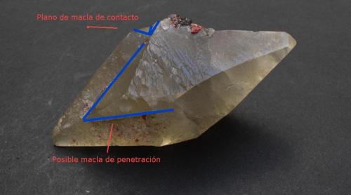 Calcita y Rejalgar<br />Jiepaiyu Mine (Shimen Mine), Shimen County, Changde Prefecture, Hunan, China<br />8 x 6 x 3 cm<br /> (Autor: Antonio Alcaide)
