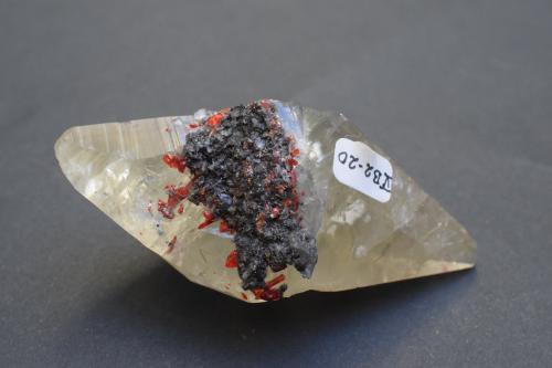 Calcita y Rejalgar<br />Jiepaiyu Mine (Shimen Mine), Shimen County, Changde Prefecture, Hunan, China<br />8 x 4 x 3 cm<br /> (Autor: Antonio Alcaide)