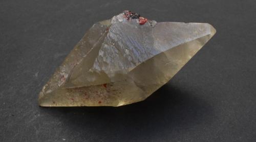 Calcita y Rejalgar<br />Jiepaiyu Mine (Shimen Mine), Shimen County, Changde Prefecture, Hunan, China<br />8 x 4 x 3 cm<br /> (Autor: Antonio Alcaide)