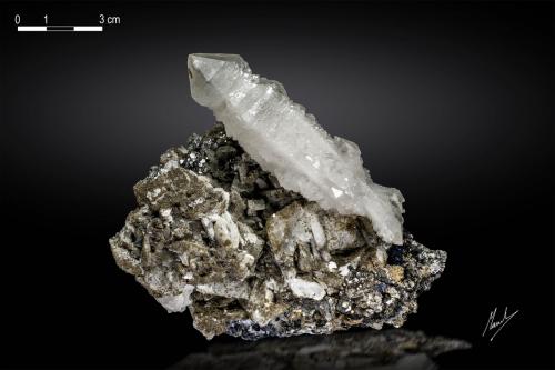 Quartz on Calcite<br />Huanggang Mines, Hexigten Banner (Kèshíkèténg Qí), Chifeng (Ulanhad), Inner Mongolia Autonomous Region, China<br />125 x 110 mm<br /> (Author: Manuel Mesa)
