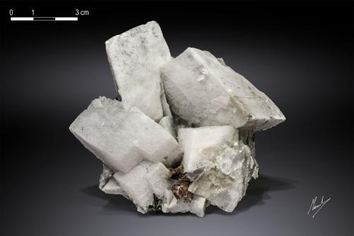 Calcite and Helvine<br />Huanggang Mines, Hexigten Banner (Kèshíkèténg Qí), Chifeng (Ulanhad), Inner Mongolia Autonomous Region, China<br />97 x 83 mm<br /> (Author: Manuel Mesa)