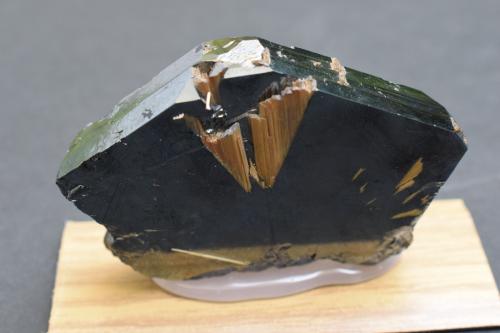 Hematites y Rutilo<br />Novo Horizonte, Bahia, Northeast Region, Brazil<br />6 x 4 x 1,2 cm<br /> (Autor: Antonio Alcaide)