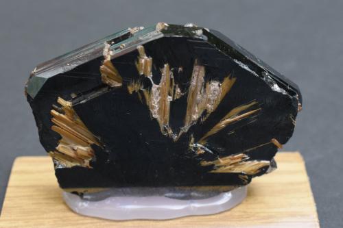 Hematites y Rutilo<br />Novo Horizonte, Bahia, Northeast Region, Brazil<br />6 x 4 x 1,2 cm<br /> (Autor: Antonio Alcaide)