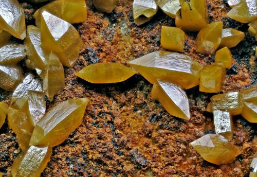 Wulfenita<br />Mina Cortijo del Cura, Albuñuelas, Comarca Valle de Lecrín, Granada, Andalucía, España<br />FOV 7mm<br /> (Autor: Carlos Pareja)