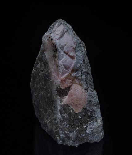 Rhodochrosite, Quartz<br />Broken Hill, Condado Yancowinna, Nueva Gales del Sur, Australia<br />6.3 x 2.5 cm<br /> (Author: am mizunaka)