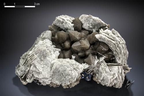 Calcite and Quartz<br />Huanggang Mines, Hexigten Banner (Kèshíkèténg Qí), Chifeng (Ulanhad), Inner Mongolia Autonomous Region, China<br />115 x 77 mm<br /> (Author: Manuel Mesa)