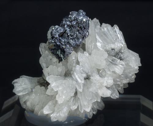 Witherite<br />Fallowfield Mine, Acomb, Hexham, Tyne Valley, Northumberland, England / United Kingdom<br />Specimen size: 5 × 4.2 × 2.7 cm<br /> (Author: Jordi Fabre)