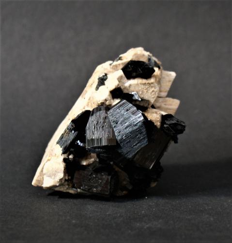 Arfvedsonite and microcline<br />Mount Malosa, Zomba District, Malawi<br />55mm x 40mm x 40mm<br /> (Author: Philippe Durand)