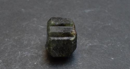 Crisoberilo (variedad alejandrita)<br />Novello Mine, Masvingo (Fort Victoria), Masvingo District, Masvingo Province, Zimbabwe<br />2,5 x 1,5 x 1,5 cm<br /> (Autor: Antonio Alcaide)