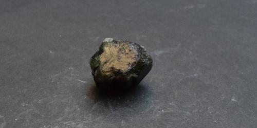 Crisoberilo (variedad alejandrita)<br />Novello Mine, Masvingo (Fort Victoria), Masvingo District, Masvingo Province, Zimbabwe<br />2,5 x 1,5 x 1,5 cm<br /> (Autor: Antonio Alcaide)