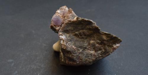 Cuarzo (variedad amatista)<br />Cantera Oficarsa, Cerro de las Culebras, Carchelejo, Cárcheles, Comarca Sierra Mágina, Jaén, Andalucía, España<br />6 x 5,5 x 4 cm<br /> (Autor: Antonio Alcaide)