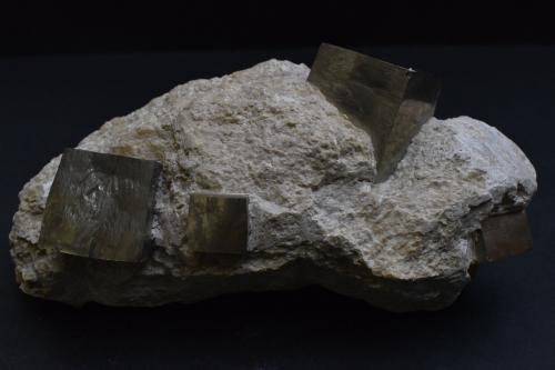 Pirita<br />Mina Ampliación a Victoria, Sierra de Alcarama, Navajún, Comarca Cervera, La Rioja, España<br />15 x 7 x 6 cm<br /> (Autor: Antonio Alcaide)