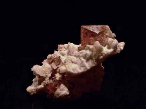 Topacio, Albita<br />Shigar Valley, Shigar District, Gilgit-Baltistan (Northern Areas), Pakistan<br />6 x 4 x 3 cm<br /> (Autor: Josele)