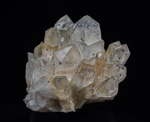 Quartz, Hollandite<br />Anketsaketsa, Ambatofinandrahana District, Amoron'i Mania Region, Fianarantsoa Province, Madagascar<br />5.5 x 5.3 cm<br /> (Author: am mizunaka)