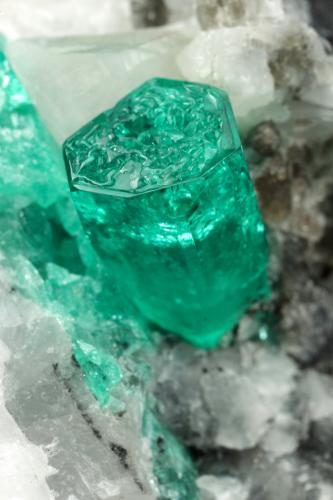 Beryl (variety emerald), Calcite<br />La Pita mining district, Cunas Mine, Municipio Maripí, Western Emerald Belt, Boyacá Department, Colombia<br />43x63x56mm, xl=10x6mm<br /> (Author: Fiebre Verde)