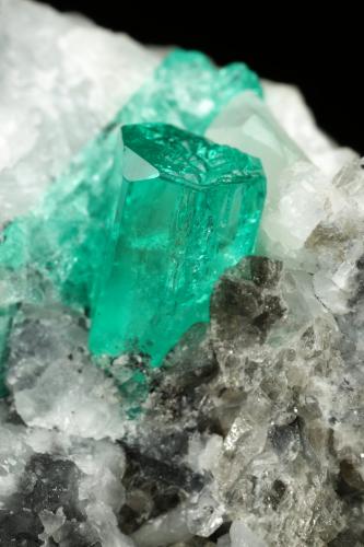 Beryl (variety emerald), Calcite<br />La Pita (distrito minero), Mina Cunas, Municipio Maripí, Cinturón Esmeraldífero Occidental, Departamento Boyacá, Colombia<br />43x63x56mm, xl=10x6mm<br /> (Author: Fiebre Verde)
