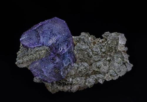 Fluorite, Quartz<br />Yaogangxian Mine, Yizhang, Chenzhou Prefecture, Hunan Province, China<br />4.3 x 3.0 cm<br /> (Author: am mizunaka)
