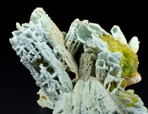 Plumbogummite after Pyromorphite<br />Zona Yangshuo / Laohu, Montes Haiyang, Prefectura Guilin, Región Autónoma Guangxi Zhuang, China<br />71 mm x 64 mm x 58 mm<br /> (Author: Don Lum)