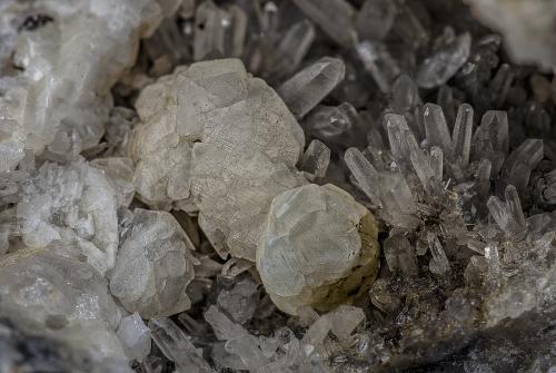 Quartz, Calcite<br />Livingston Island, South Shetland Islands, Antarctic Peninsula, West Antarctica, Antarctica<br /><br /> (Author: am mizunaka)