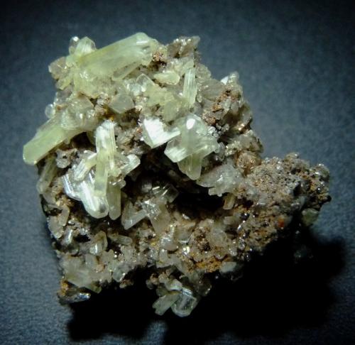 Cerusita (variedad cerusita cromífera)<br />Mina Kapi, Campo minero Dundas Norte, Distrito Zeehan, Consejo Costa Oeste, Tasmania, Australia<br />25x24 mm.<br /> (Autor: Jesus Franquesa Baucells)
