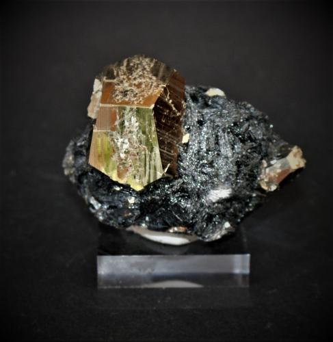 Pyrite and Hematite<br />Mina Rio (Mina Rio Marina), realce Valle Giove, Rio Marina, Isla de Elba, Provincia Livorno, Toscana, Italia<br />65mm X 55mm X 45mm<br /> (Author: Philippe Durand)