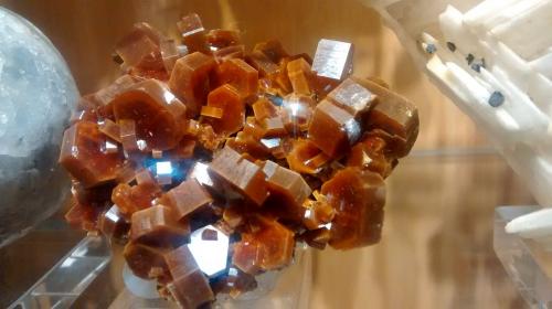 Vanadinite<br />Zona mina ACF, Distrito minero Mibladen, Mibladen, Midelt, Provincia Midelt, Región Drâa-Tafilalet, Marruecos<br />7 cm x 7 cm x 6 cm<br /> (Author: franjungle)