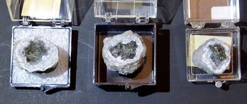 Millerite on Quartz<br />Cantera Wallace Stone Company, Bay Port Michigan, Pigeon, Condado Huron, Michigan, USA<br />3 examples    1.8 cm - 2.4 cm<br /> (Author: Bob Harman)