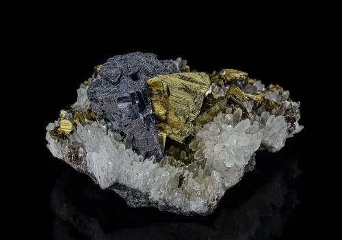 Galena, Chalcopyrite, Quartz<br />Shiraita Mine, Uonuma, Niigata Prefecture, Chubu Region, Honshu Island, Japan<br />3.7 x 2.5 cm<br /> (Author: am mizunaka)