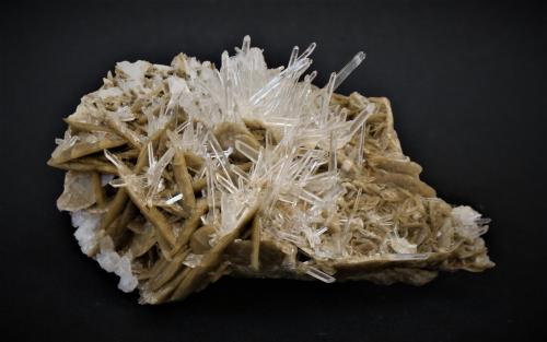 Sidérite and Quartz<br />Mésage Mine, Saint-Pierre-de-Mésage, Vizille, Grenoble, Isère, Auvergne-Rhône-Alpes, France<br />100mm x 55mm x 40mm<br /> (Author: Philippe Durand)