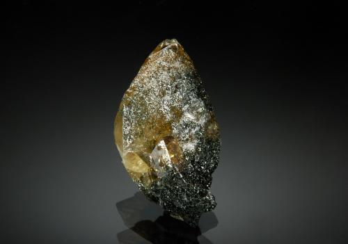 Titanite<br />Thörlbirg, Gamsmutter, Valle Untersulzbach, Hohe Tauern, Salzburgo/Salzburg, Austria<br />1.9 x 2.5 cm<br /> (Author: crosstimber)