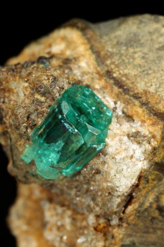 Beryl (variety emerald), Albite (variety cleavelandite)<br />Chivor mining district, Municipio Chivor, Eastern Emerald Belt, Boyacá Department, Colombia<br />19x25x17mm, xl=7mm<br /> (Author: Fiebre Verde)