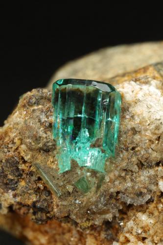 Beryl (variety emerald), Albite (variety cleavelandite)<br />Chivor mining district, Municipio Chivor, Eastern Emerald Belt, Boyacá Department, Colombia<br />19x25x17mm, xl=7mm<br /> (Author: Fiebre Verde)