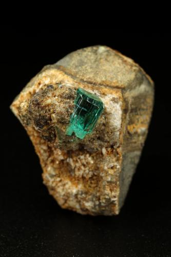 Beryl (variety emerald), Albite (variety cleavelandite)<br />Chivor mining district, Municipio Chivor, Eastern Emerald Belt, Boyacá Department, Colombia<br />19x25x17mm, xl=7mm<br /> (Author: Fiebre Verde)