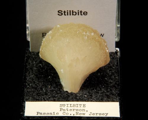 Stilbite<br />Paterson, Passaic County, New Jersey, USA<br />2.3 x 2.4 cm<br /> (Author: Michael Shaw)