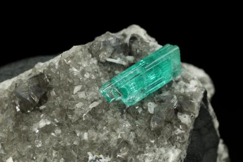 Beryl (variety emerald), Calcite, Dolomite, Pyrite<br />Chivor mining district, Municipio Chivor, Eastern Emerald Belt, Boyacá Department, Colombia<br />32x41x31mm, xl=15mm<br /> (Author: Fiebre Verde)