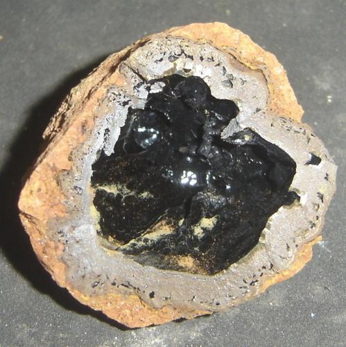 Goethita<br />Campus Federal University of Lavras, Lavras, Campo das Vertentes, Minas Gerais, Brazil<br />3,2 x 3,1 x 2,7 cm<br /> (Autor: Anisio Claudio)