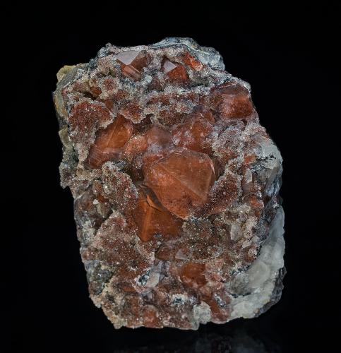 Quartz, Hematite<br />Cleator Moor Iron Mines, Cleator Moor, Copeland, West Cumberland Iron Field, former Cumberland, Cumbria, England / United Kingdom<br />7.2 x 4.8 cm<br /> (Author: am mizunaka)